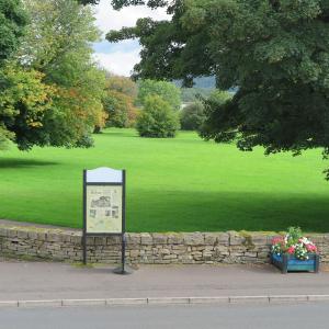 um sinal em frente a um campo de relva verde em Meadow View Apartment em Belcoo