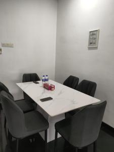 una sala de reuniones con mesa blanca y sillas en ankang, en Alor Setar