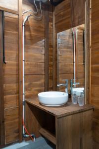 La salle de bains est pourvue d'un lavabo et d'un miroir. dans l'établissement Villa Pande Buyan, à Bedugul