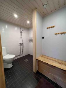 ห้องน้ำของ Keloparitalon loma-asunto Ylläs-näkymällä ja paljulla