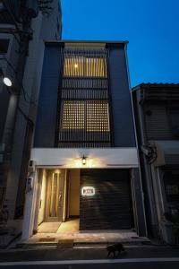 El edificio en el que está la habitación en casa particular