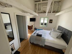 1 dormitorio con 1 cama grande y espejo en Pension Zum grünen Kakadu en Göhren