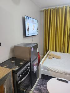 Habitación pequeña con fogones y cama en Spacious and Affordable Studio en Nairobi