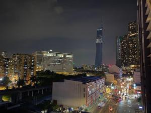 um horizonte da cidade à noite com um arranha-céus alto em hotel bintang em Kuala Lumpur