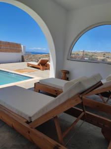 ein Zimmer mit zwei Betten und einem Swimmingpool in der Unterkunft Daphne's Place - Private Villa with Pool in Naxos in Vívlos