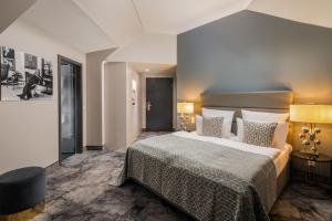 ein Hotelzimmer mit einem großen Bett und zwei Lampen in der Unterkunft Hotel du Nord in Hamburg