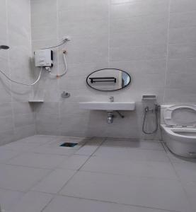 ein Bad mit einem Waschbecken und einem WC in der Unterkunft Family Homstay kulim Hitech in Kampong Sira