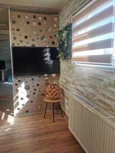 Habitación con pared, TV y mesa. en URBAN Life STYLE, en Zajecar