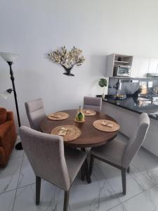 a dining room table and chairs in a kitchen at Siqueiros Boarding Home in Jesús María