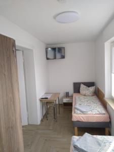 a small room with a bed and a table at Großes Haus in Zossen