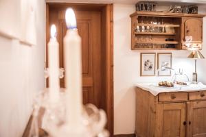 una cocina con dos botellas altas en una habitación en Haus Lesch - Stilvolle Appartements mit tollem Bergblick in Kreuth am Tegernsee, en Kreuth