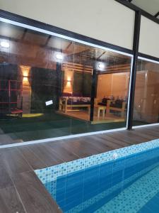 un reflejo de una piscina en un edificio en شاليهات الساحل الغربي en Yanbu Al Bahr