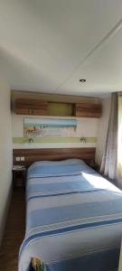 Кровать или кровати в номере Bungalow de 3 chambres avec piscine partagee et jardin amenage a Angles a 4 km de la plage