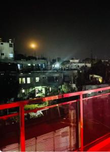 - une vue sur une ville de nuit avec des bâtiments dans l'établissement Renade Leisure Stay, à Agartala