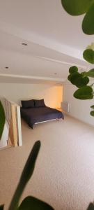 1 dormitorio con 1 cama en la esquina de una habitación en Maison Esprit Nature - Puy du Fou, en Saint-Laurent-sur-Sèvre