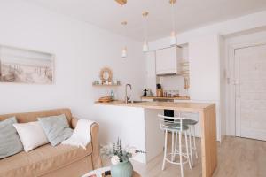 een woonkamer met een bank en een keuken bij El Nido by BH Marbella in Marbella