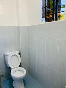 een badkamer met een wit toilet in een kamer bij Romblon Transient House 2nd Floor in Romblon