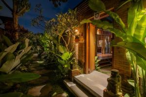 The Ulon Ubud Villa في أوبود: مدخل حديقة لبيت به نباتات