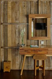 The Ulon Ubud Villa في أوبود: مكتب مع مرآة وتلفزيون على الحائط