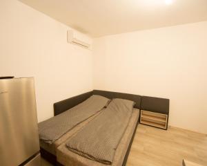 een kleine slaapkamer met een bed in de hoek bij Aleks Top Center 2- Free parking in Boergas