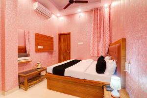 Ένα ή περισσότερα κρεβάτια σε δωμάτιο στο Super Hotel O Shobhika Inn +23 φωτογραφίες