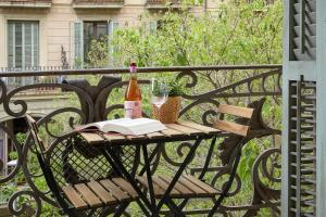 una mesa con una botella de vino y un libro en GIRONA, en Barcelona
