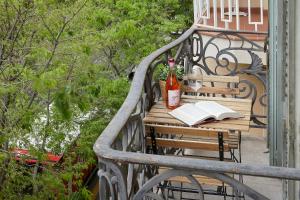 un tavolo in legno con un libro e una bottiglia di vino di GIRONA a Barcellona