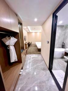 een kamer met een badkamer met een bad en een wastafel bij Wah Fu Hotel in Ho Chi Minh-stad