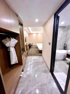 Zimmer mit einem Bad mit Badewanne und Waschbecken in der Unterkunft Wah Fu Hotel in Ho-Chi-Minh-Stadt