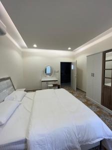 een grote witte slaapkamer met een groot bed bij شاليه الليوان in Al Bukayriyah