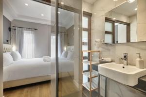 Postel nebo postele na pokoji v ubytování Nival Luxury Suites