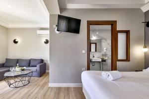 Postel nebo postele na pokoji v ubytování Nival Luxury Suites