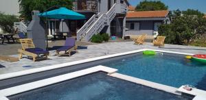 Bazén v ubytovaní Apartmant Franica with heated pool and jacuzzi alebo v jeho blízkosti