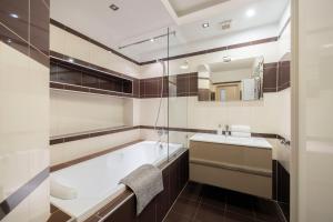 Баня в Exclusive Central Suite with Balcony by Prestige Homes