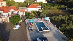 Bazén v ubytovaní Apartmant Franica with heated pool and jacuzzi alebo v jeho blízkosti