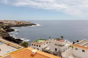 - une vue sur l'océan depuis un bâtiment dans l'établissement [Ocean Panorama] Tenerife, à Puerto de Santiago