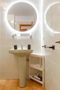 La salle de bains est pourvue d'un lavabo et d'un miroir. dans l'établissement [Ocean Panorama] Tenerife, à Puerto de Santiago