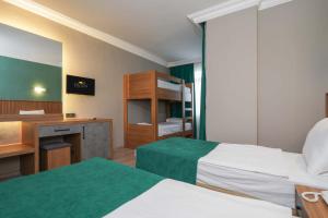 Postel nebo postele na pokoji v ubytování ERGÜN OTEL