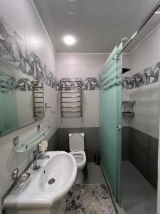 NEW Apartment في طشقند: حمام مع حوض ومرحاض ودش