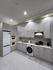 NEW Apartment في طشقند: مطبخ كبير مع الدواليب والاجهزة البيضاء