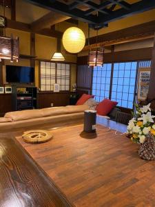 una gran sala de estar con una gran mesa de madera. en 民泊Azoo en Gujo