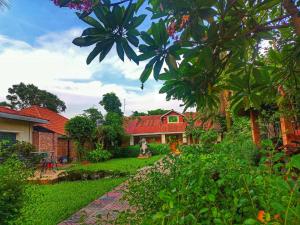 a yard with a house and a garden at Shaira Garden Hotel & Resorts in Nārāyanganj