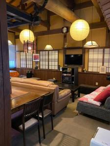 sala de estar amplia con mesa y TV en 民泊Azoo, en Gujō