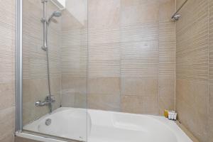 La salle de bains est pourvue d'une douche et d'une baignoire. dans l'établissement Downtown 2 Bedroom Apartment, à Larnaka