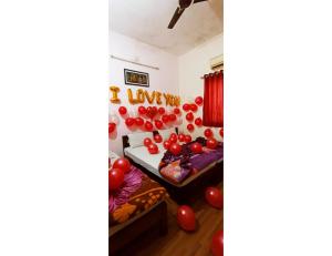 una habitación con globos y una habitación con 2 camas en Hotel Narayan Villa, Mount Abu, Rajasthan, en Mount Abu