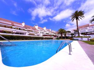 une piscine devant un grand bâtiment dans l'établissement Tropicalidays Botanic Garden, à Puerto de la Cruz
