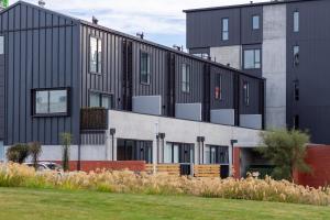 Relaxing City Hideaway - 2 Bed in Christchurch CBD في كرايستشيرش: مبنى باللونين الأسود والأبيض