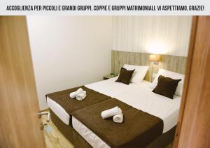 Una habitación de hotel con una cama con toallas. en Mica Medjugorje en Međugorje