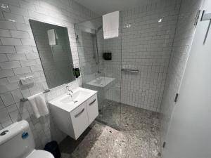 een badkamer met een wastafel, een toilet en een spiegel bij Mortdale Hotel in Mortdale
