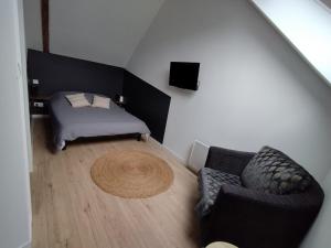 sala de estar con sofá y cama en Maison entre Dinan et Dinard, en Pleslin-Trigavou